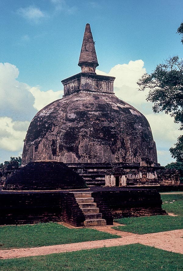 Polonnaruwa_2c-600x888