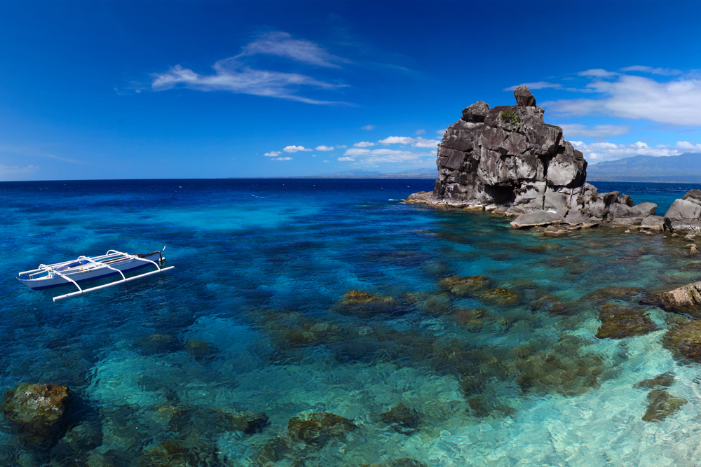 Clear tropical sea on coast of Apo island. Philippines