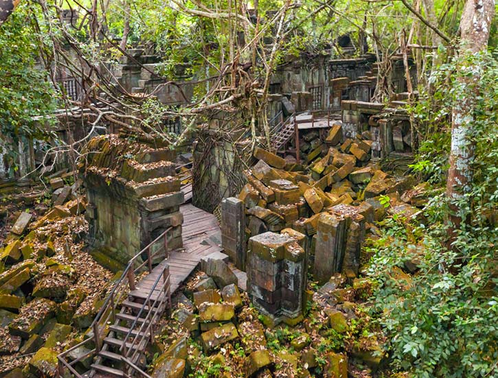 Beng Mealea Temple ruines in the middle of jungle forest